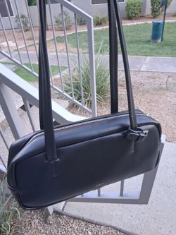 Stand Oil Shoulder Bag