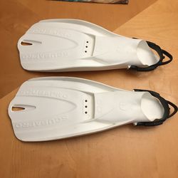 NEW Scubapro Go Travel Fin White Scuba Pro’s GO Sport fin features a “boot-fit” design, enabling divers who wear boots when giant-striding into cold w