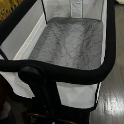 Bassinet and 2 sheets