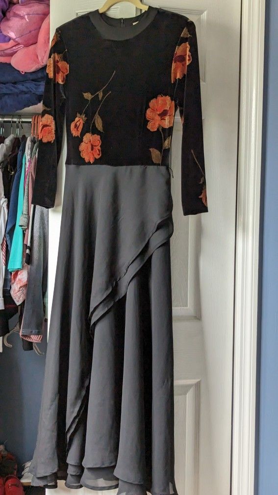 Beautiful Women's black velvet floral house robe
Long maxi flowy comfortable pretty house robe Size PS