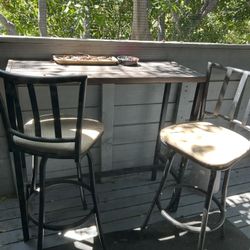 Table & Chairs 