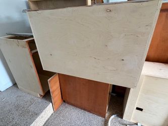 Good condition wood shaker kitchen cabinetry