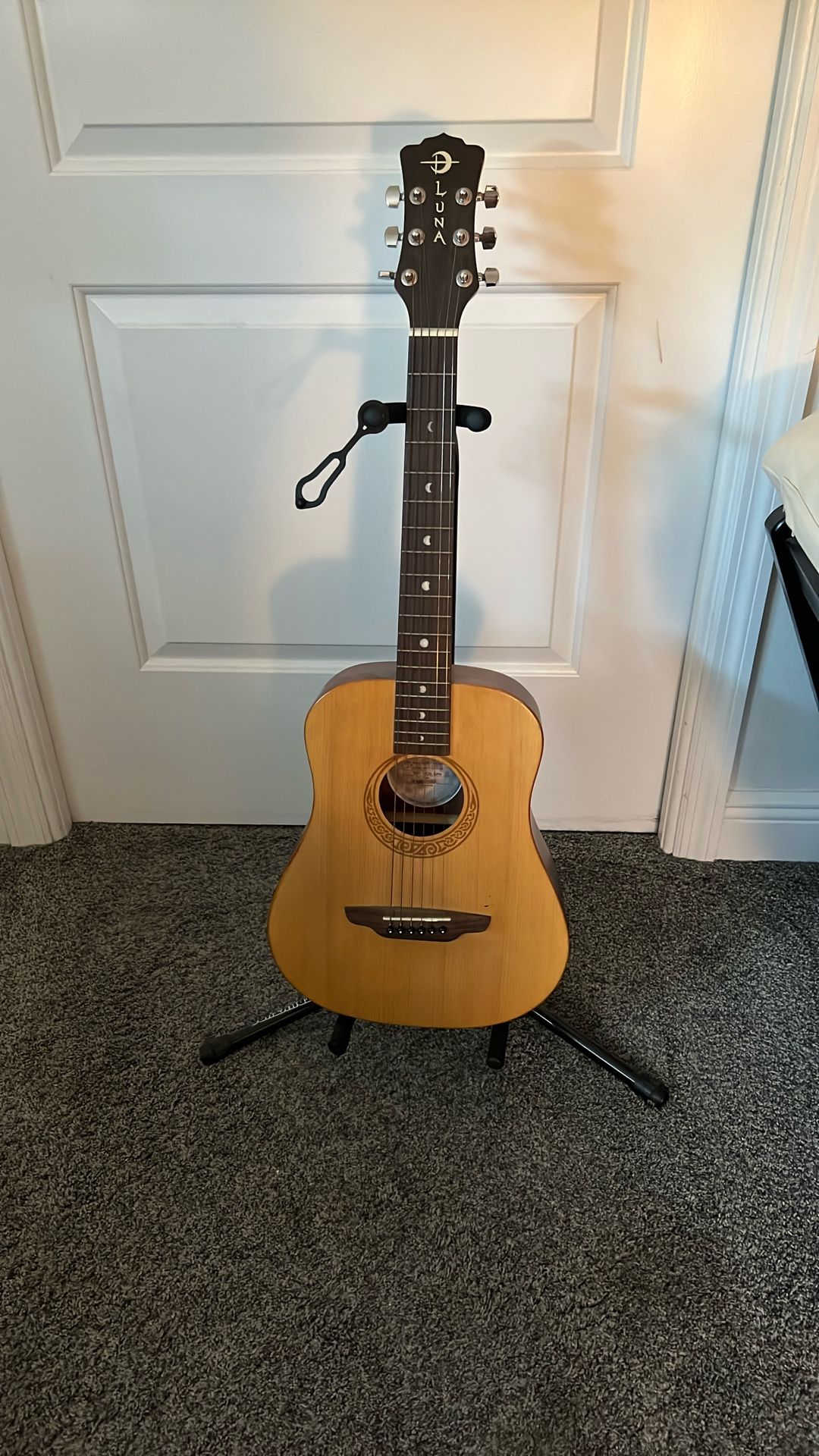 Luna guitar