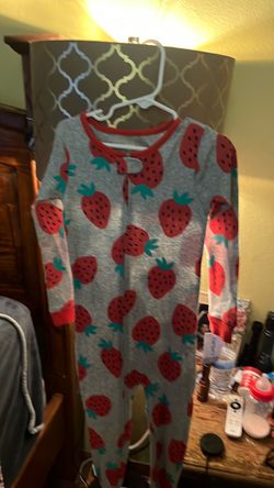 Pijama de niña de fresitas