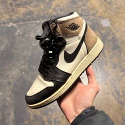 Jordan 1 High Mocha (SIZE: 6Y/7.5W)