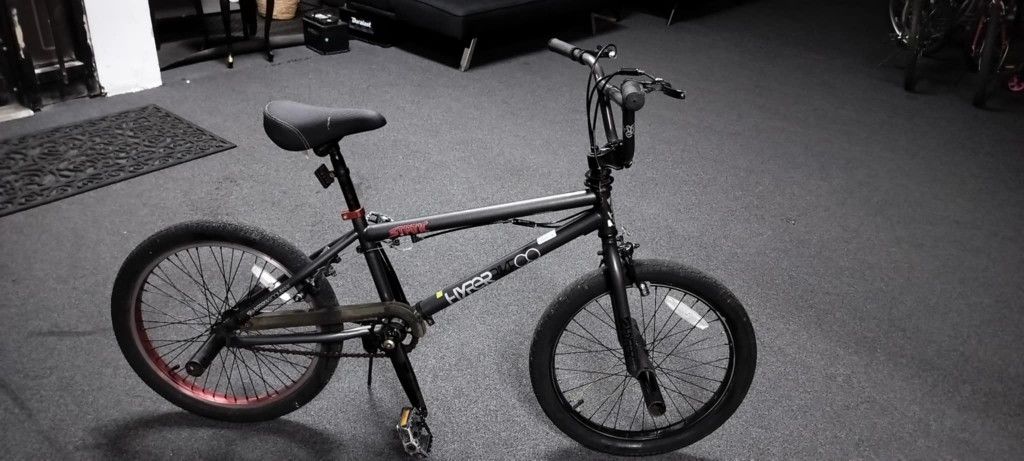 Hyper Bike Co 20 inch stunt bike with pegs