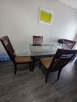 Juego de Comedor de Vidrio con 4 Sillas de Madera
