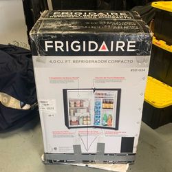 FRIGIDAIRE 4,0 CU FT Refrigerator