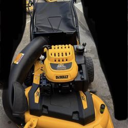 DEWALT 28 in. 224cc E-GOV Engine 3-in-1 Gas RWD Self-Propelled Lawn Mower with High Rear Wheels