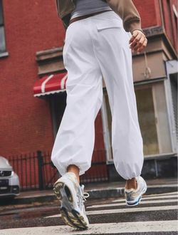 Athleta New! Athleta MIDDAY LOW RISE PANT Size Small/petite Bright White