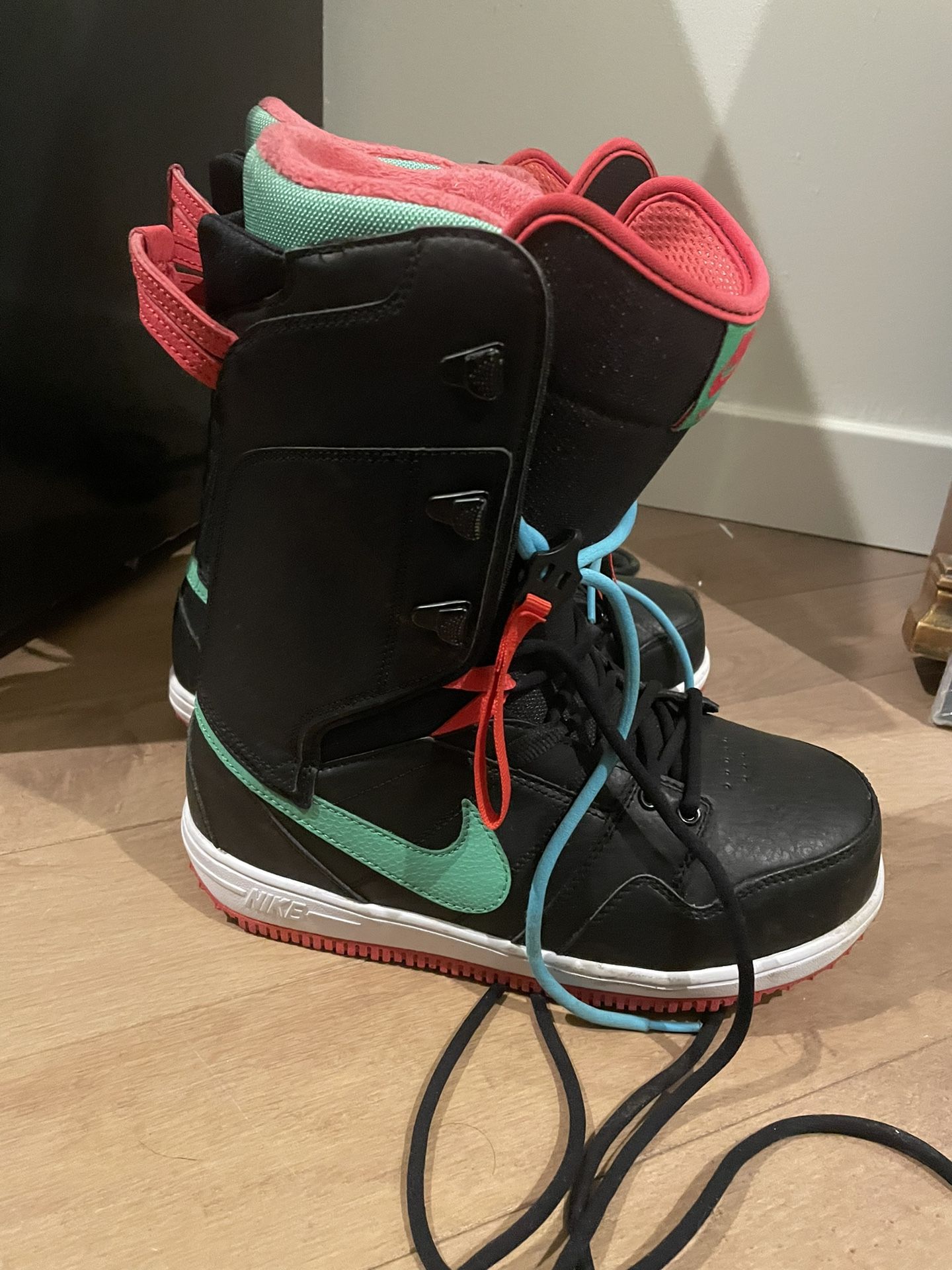 Nike Vapen Insulated Snowboard Boots ~ Women’s Black/Pink / Green Size USA 8 EU 39