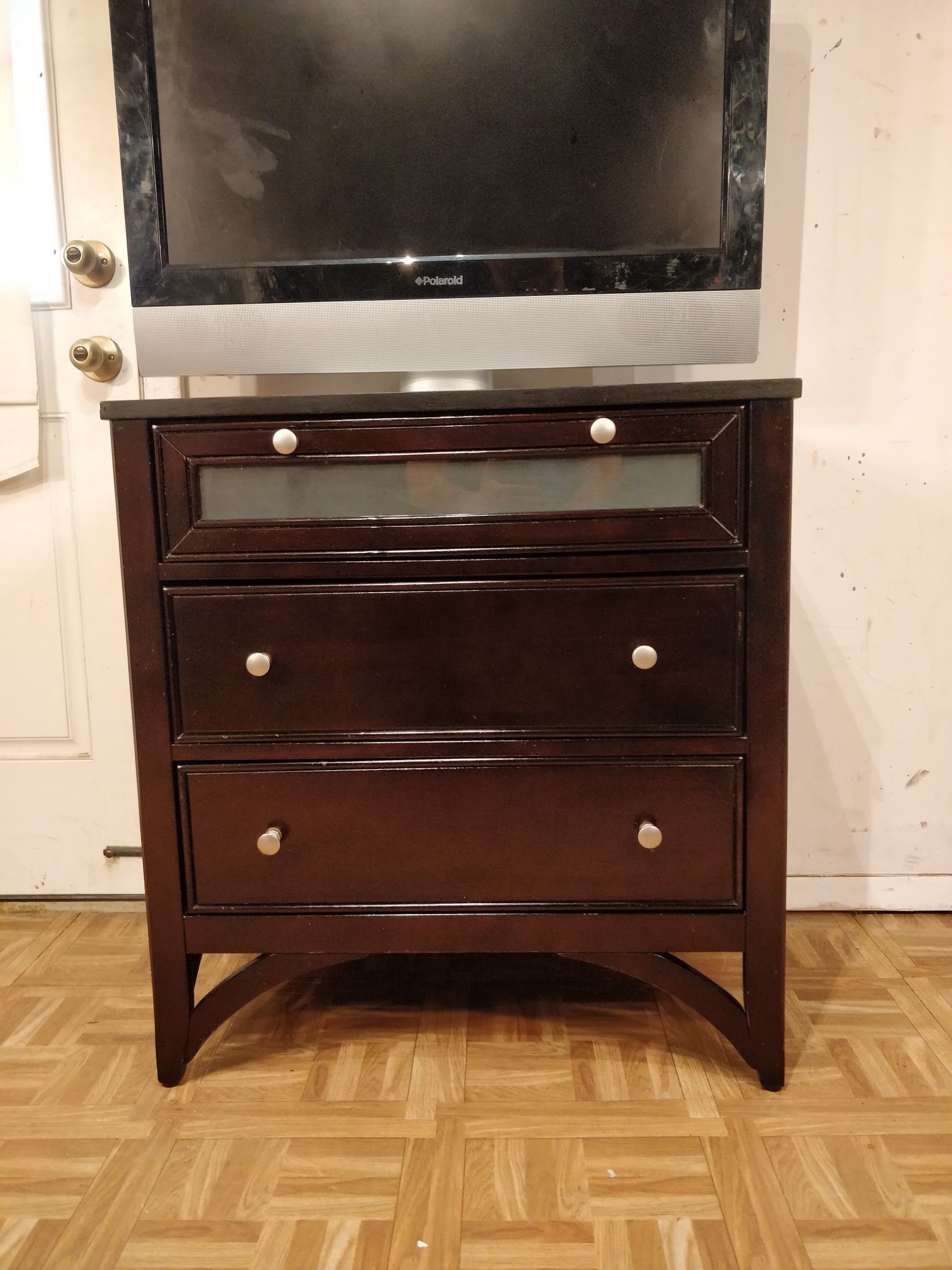 Solid wood big night stand with 3 drawers in great condition all drawers working well dovetail drawers, let me know when