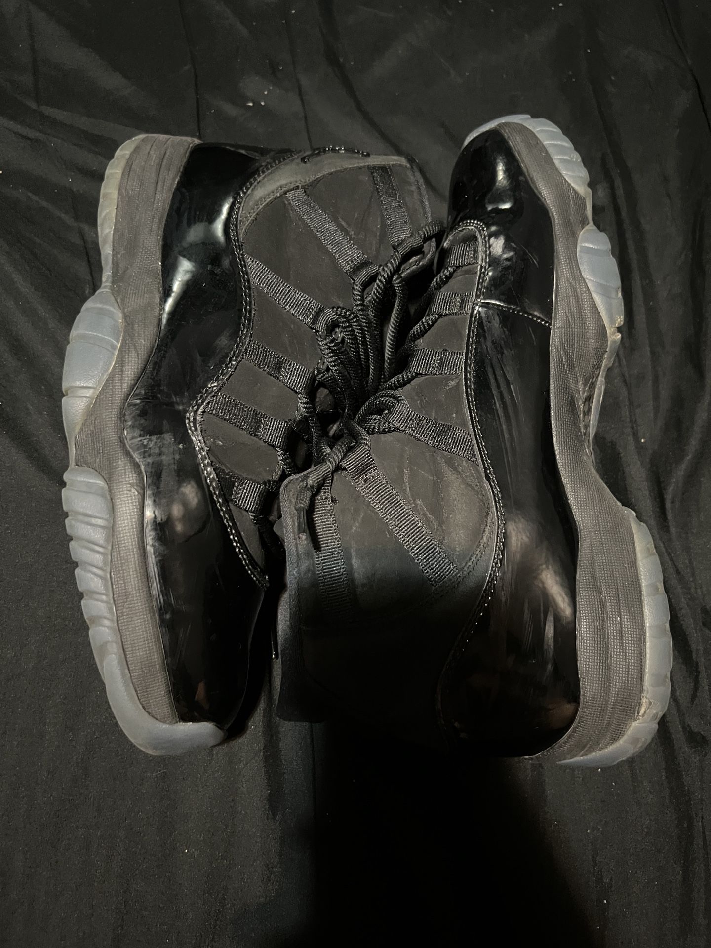 Air Jordan 11 cap & gown  size 12