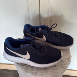 NIKE    Men’s Shoes Size 11 US Price $15 Dollars 