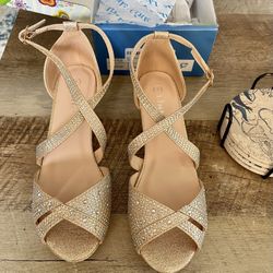 Girls Size 4   Dress Shoes Rose Gold