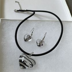 Black/White Heart Glass Pendant Necklace & Earrings 
