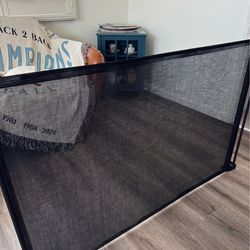 Baby gate screen
