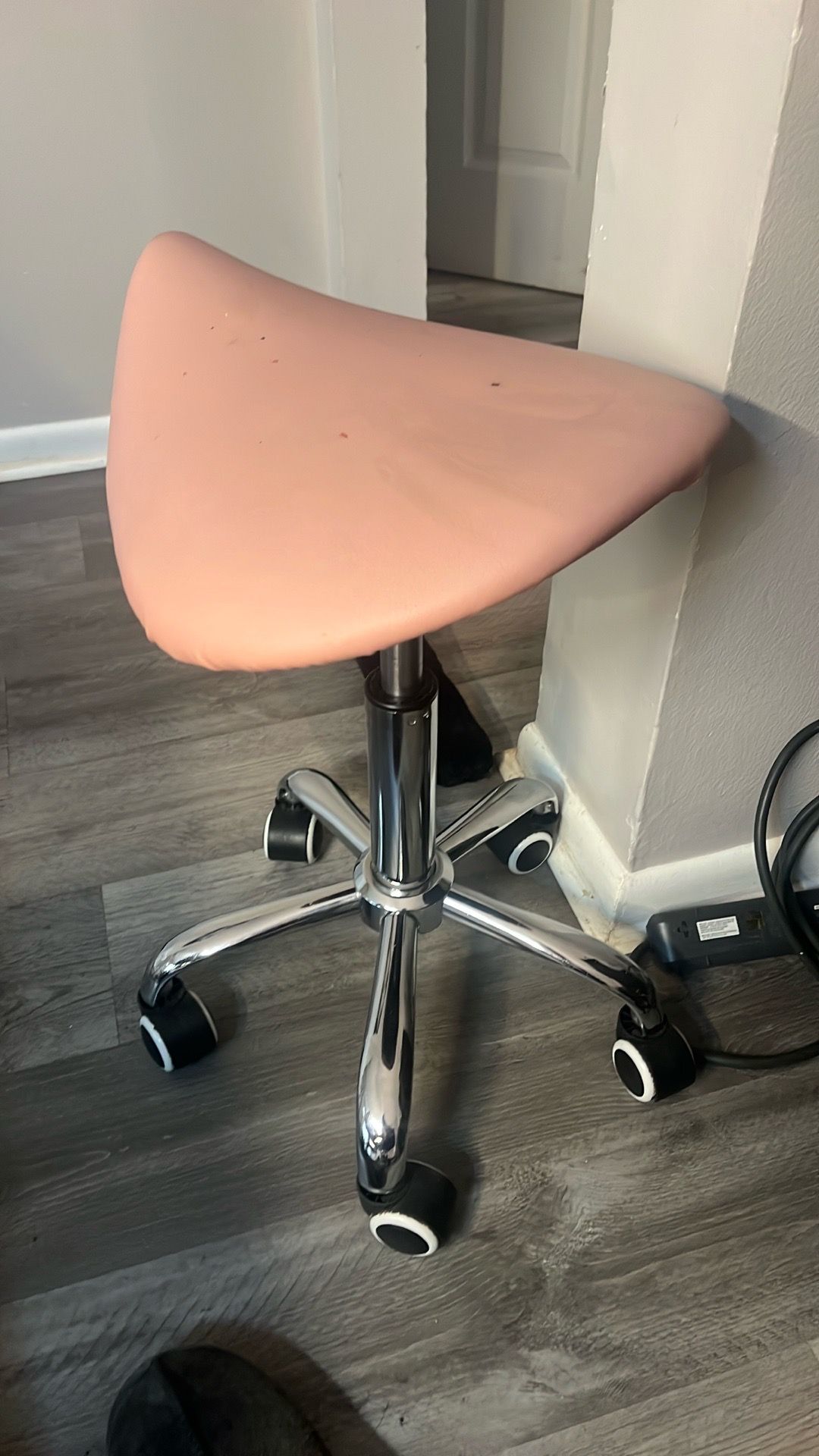 Saddle wheel stool