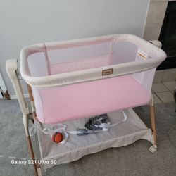 Baby bassinet Like New Used ONLY 4 Months $50