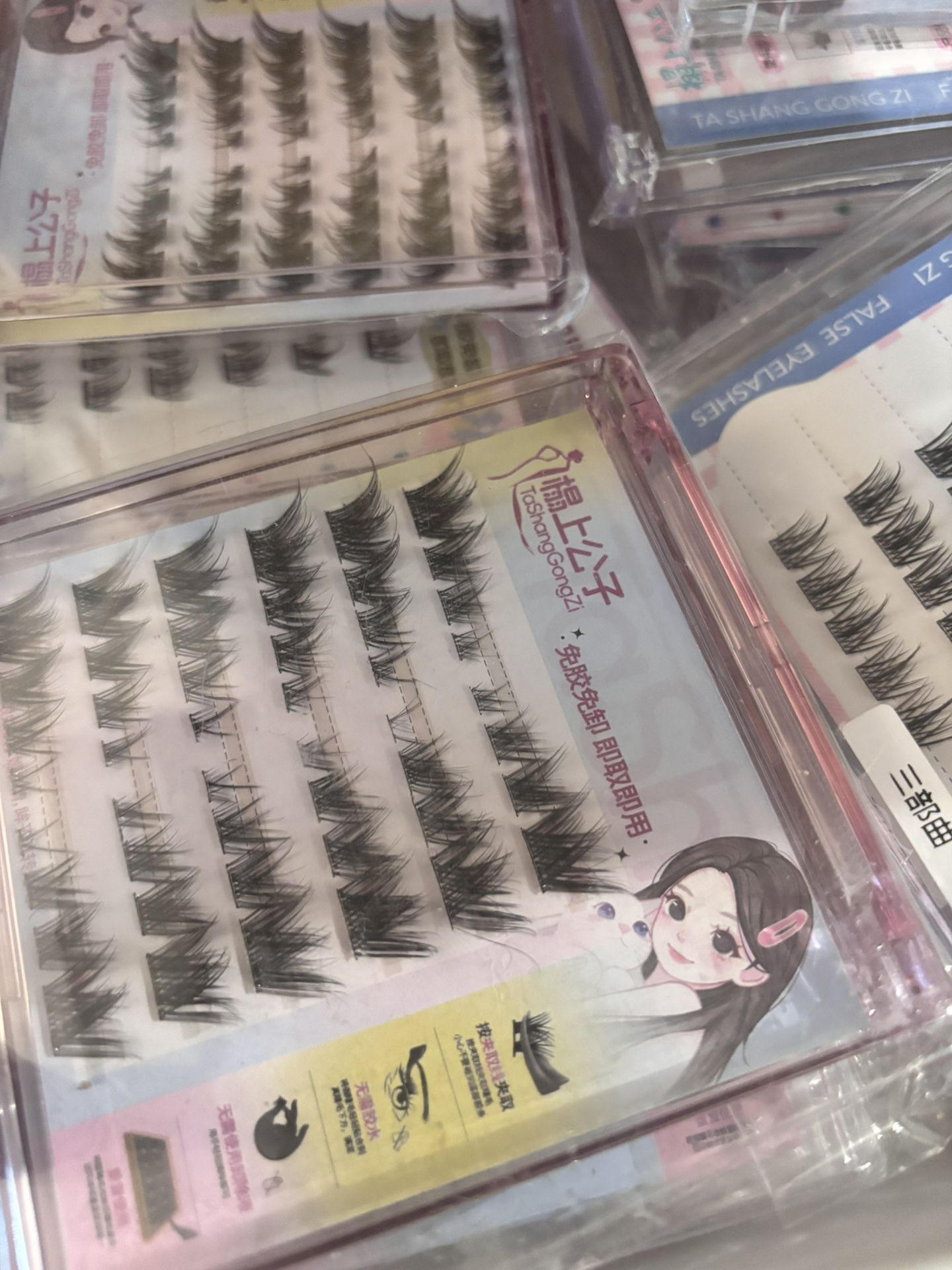 Glue-on lashes