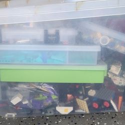 Thousands Of Legos For Sale, I Don't Know What Shipping Cost Would Be Pick Up Would Be Preferable 