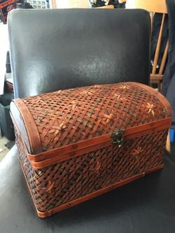 Really nice tabletop wicker chest