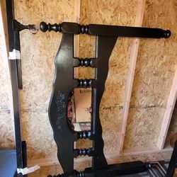 Wood Bed Frame.. Queen Size Bed Frame With Rails. Cama con rieles. Wood. Madera