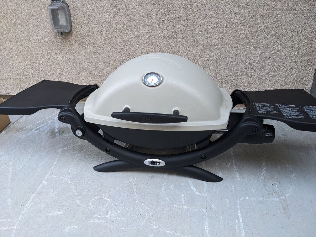 Weber Q1200 Grill With 20lb Propane Tank - As Is for Sale in Gardena ...