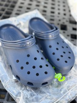 New with tags crocs Men’s 11 blue & in white 8m/10w