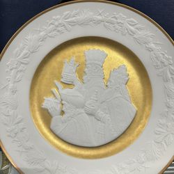 Two collectible porcelain plates 
