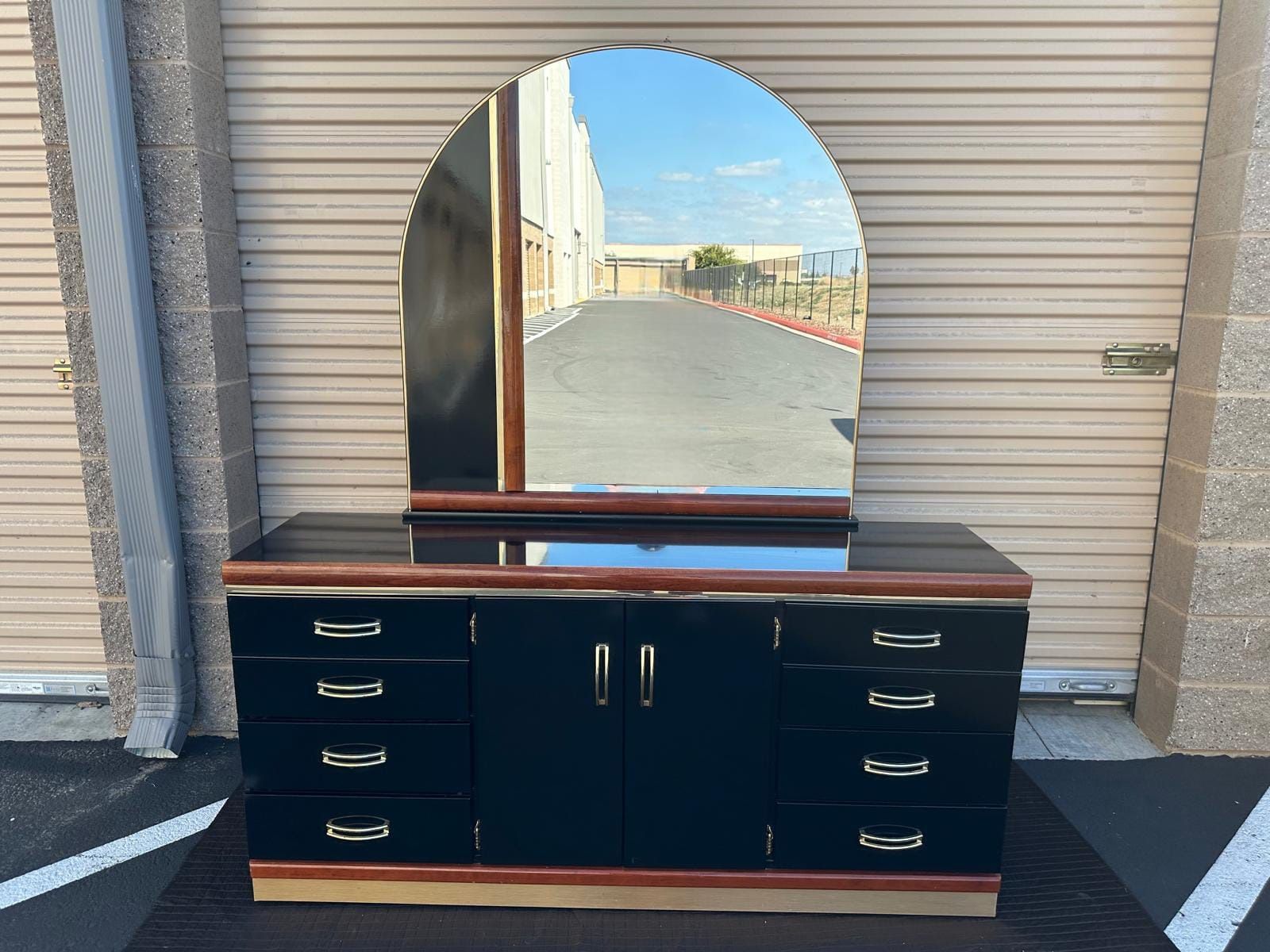 Dresser with mirror / tocador con espejo