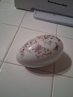 Vintage 1974 Avon "Butterfly Fantasy" Porcelain Trinket Box 5 1/2