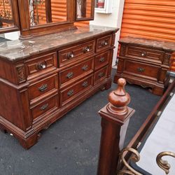Kng Sz Bd St With Base Good Condition 