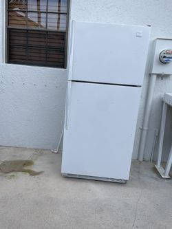 Refrigerator with ice machine both work