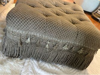 Vintage Dorantes tufted ottoman