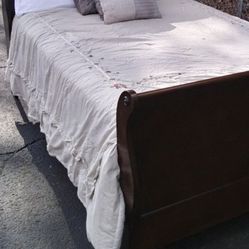 Solid Wood Queen Size Bed: Headboard, Footboard, Rails, Mattress And Boxspring. Delivery Available. Se Habla Español 