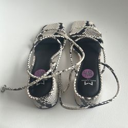 Marc Fisher LTD Womens Heels Size 85 Black and White