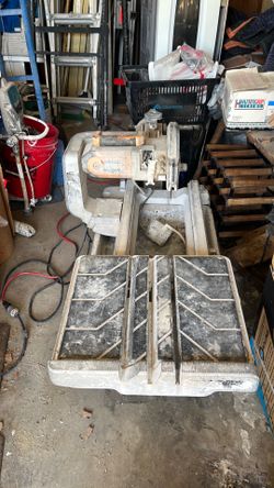 Tile wet saw with folding stand