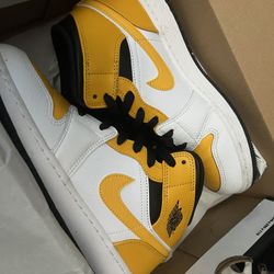 Jordan 1 Mid 5.5Y (women 7)