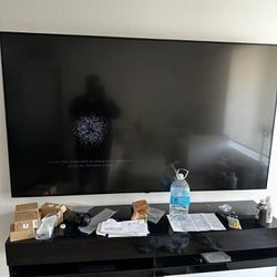 80 In Roku Tv With Stand And Speaker