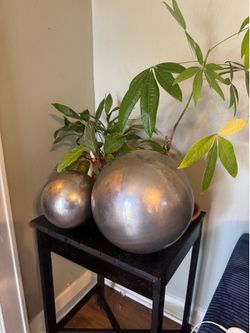 2 Metal Balls Decor