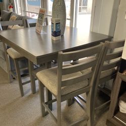 Super Cute 5Pc Dining Set‼️🤍 Easy Financing Available ‼️