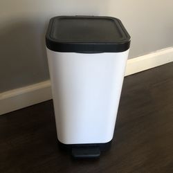 White Pedal Trash Can