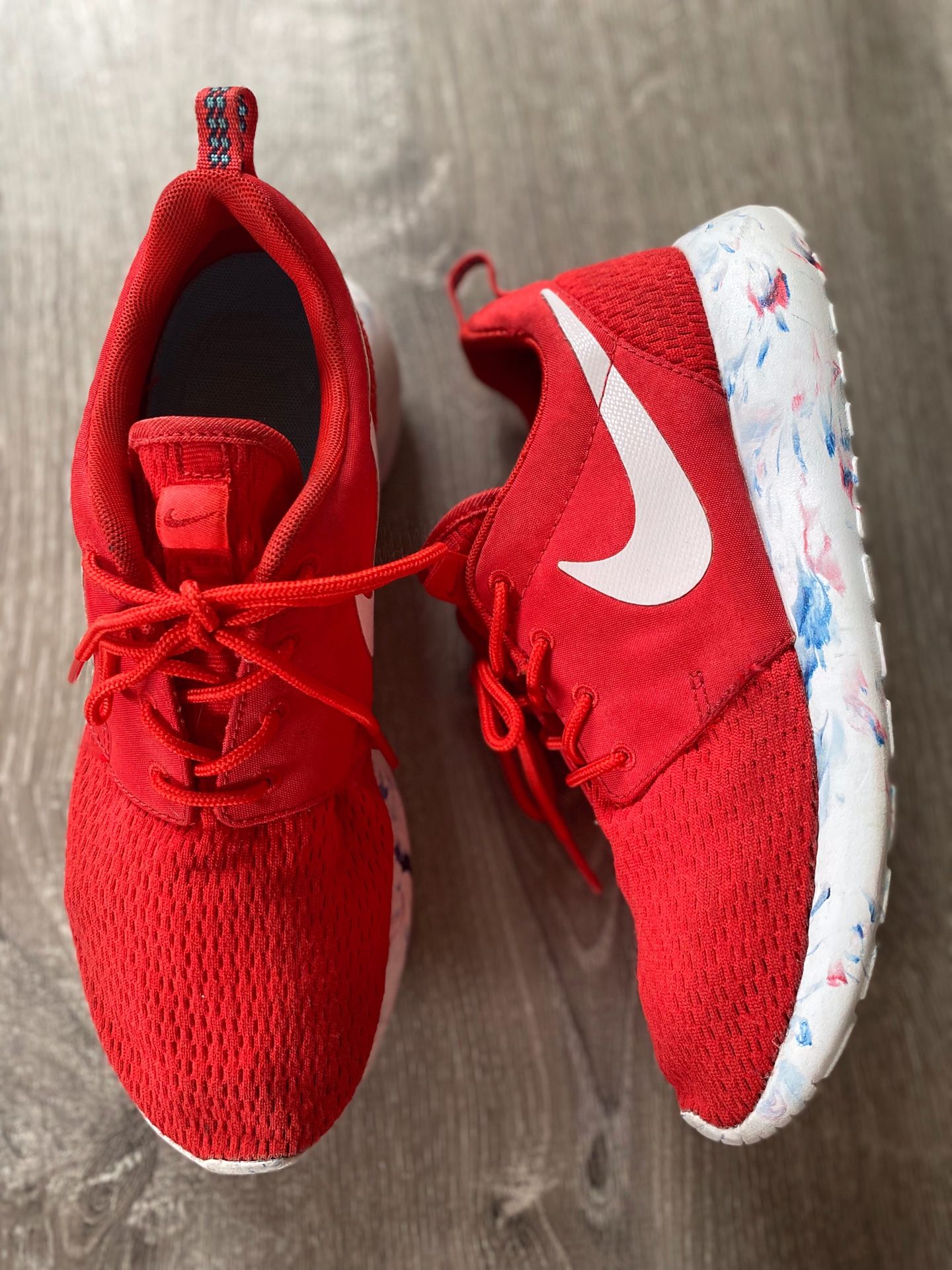 Roshe Nike’s red white blue men’s size 6 running shoes light weight limited edition