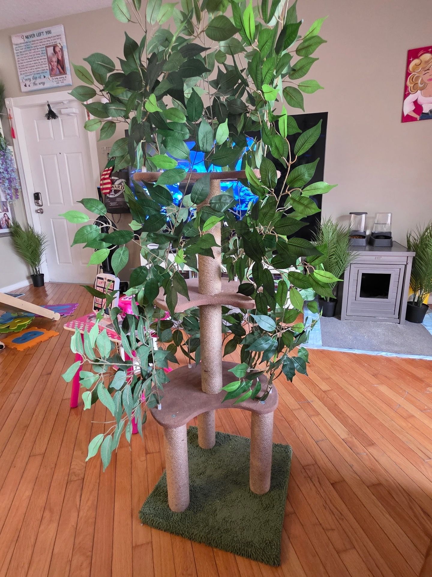 Cat tree/ cat scratching post