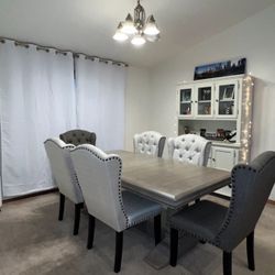 Dining Room Table & 6 Chairs