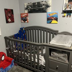 Grey baby crib/changing table 