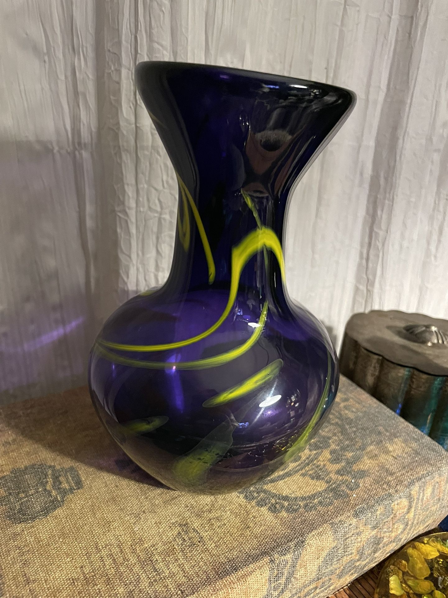 Beautiful purple and yellow swirl hand blown glass vase 🏺 💜💛💜💛 i