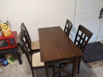 Atlantic Furniture Dining Table with 5 Chairs
