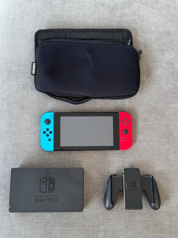 Nintendo Switch + Carry Case